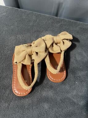 Kids Bow Slip-On Sandals in Tan NWOT